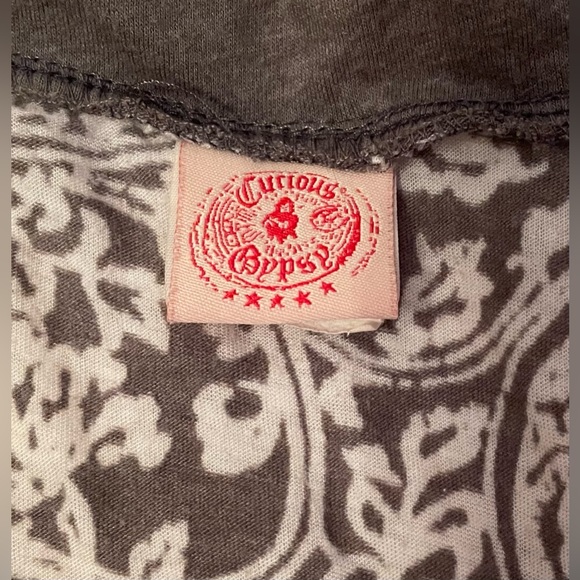 Incredibly thin, almost sheer pale and dark gray top. - Picture 5 of 7